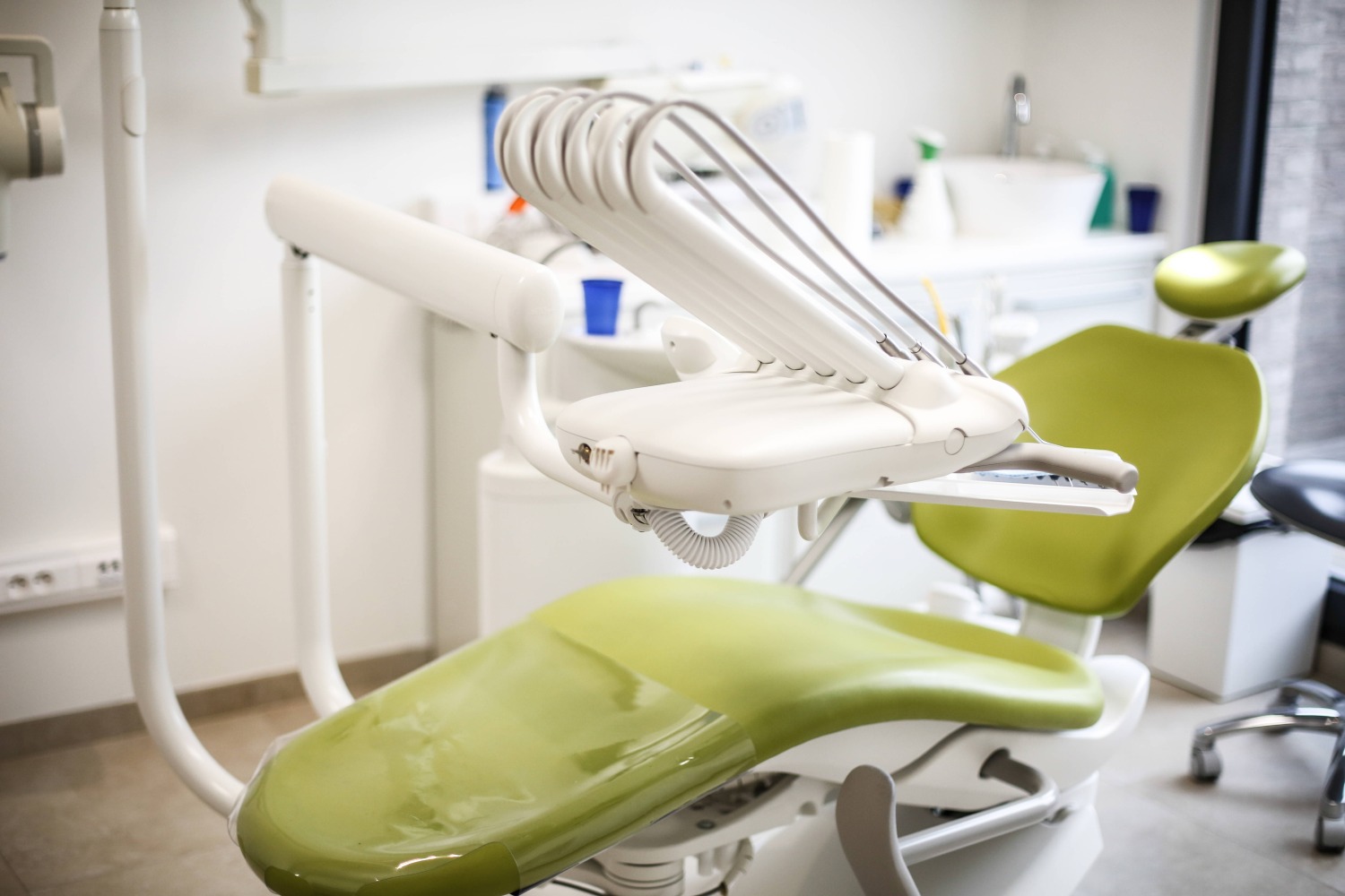 Fauteuil dentaire dans une salle de soins du cabinet